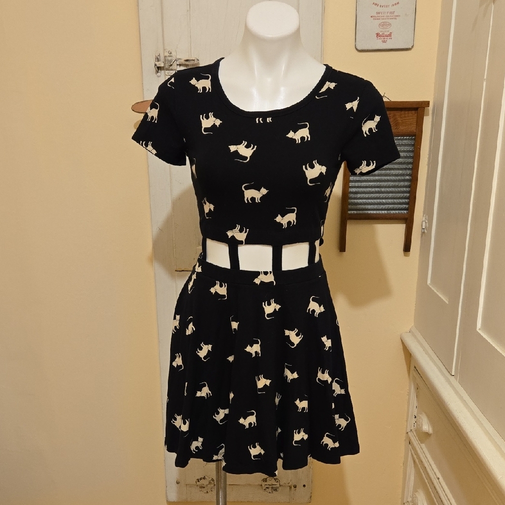 Forever 21 black and cream open midriff cat dress Sz M 🧰